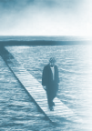 Melancholisches Stimmungsbild mit Mann auf einem Steg am Ufer eines Sees